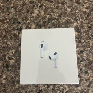 Apple AirPods with MagSafe Charging Case
